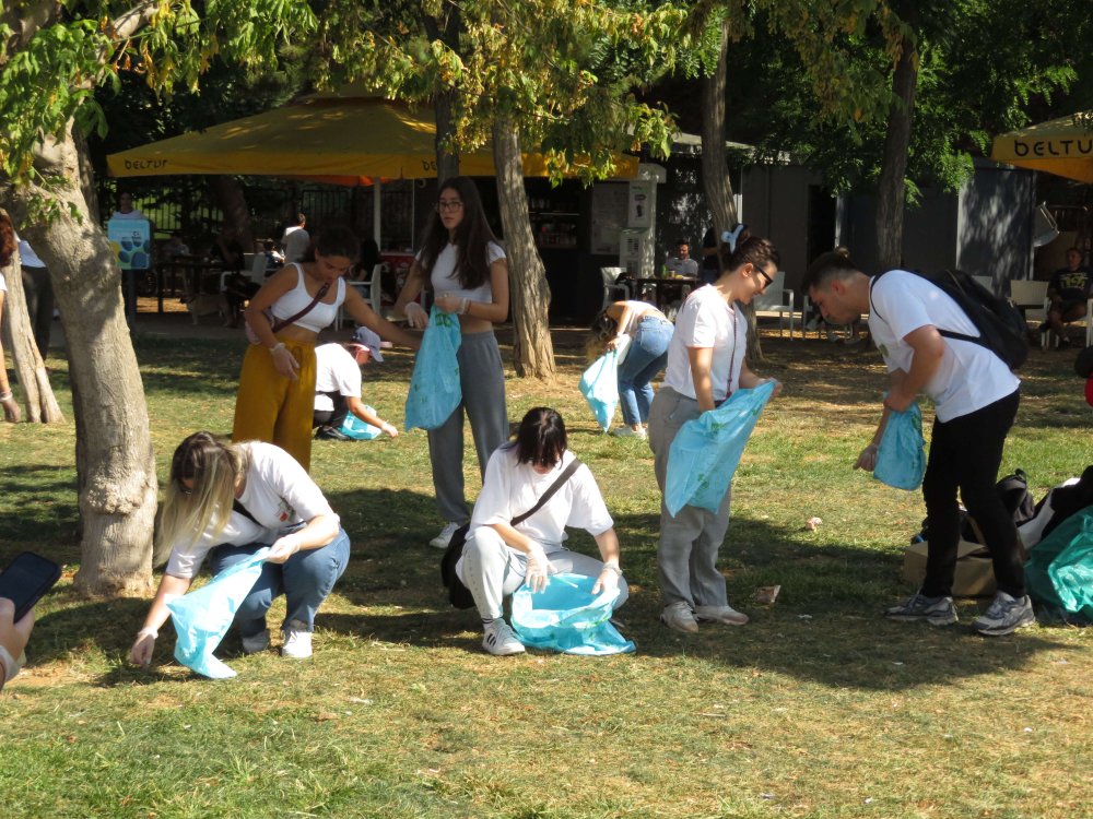 200 gönüllü 120 kilogram atık topladı