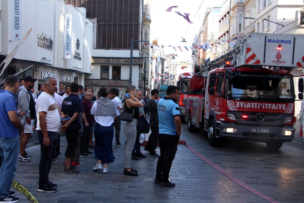 8 katlı iş merkezinde yangın!