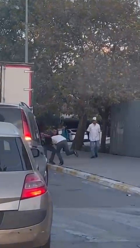 Tekmeli yumruklu yol kavgası!