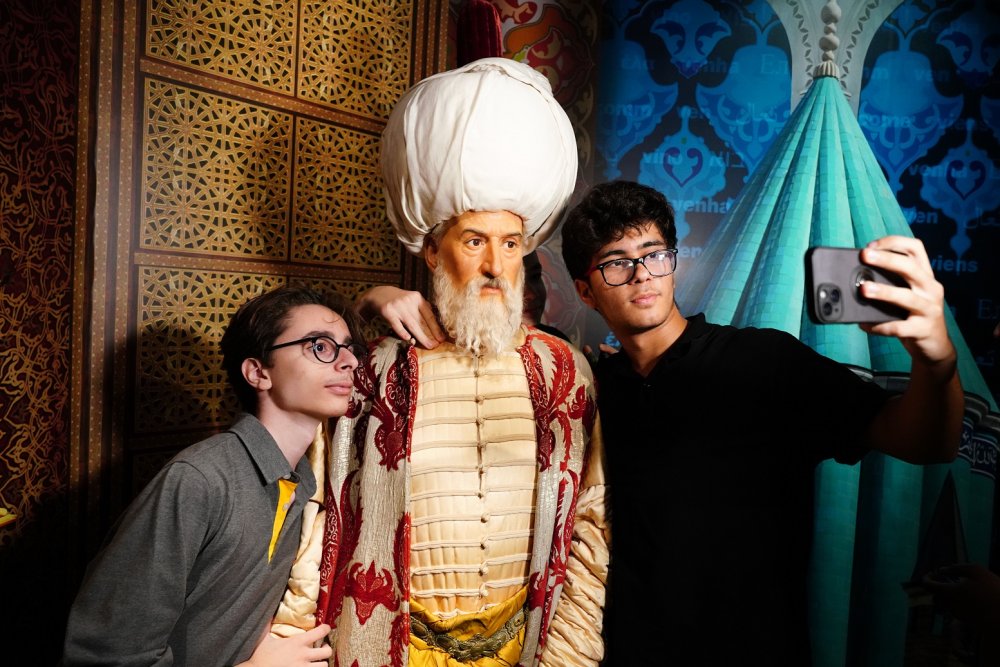 Demirören Medya Lisesi öğrencilerinden Madame Tussauds Müzesi’ne ziyaret