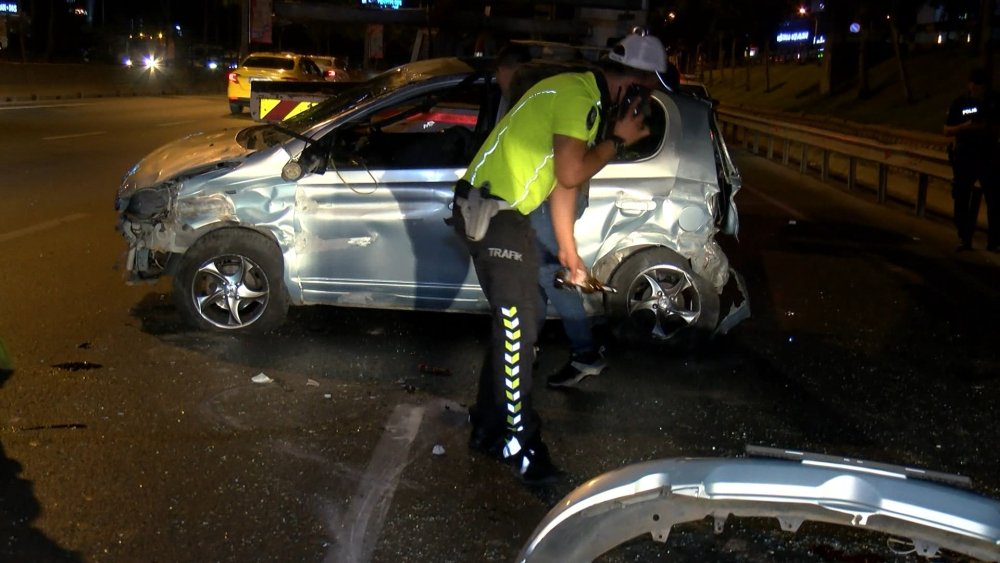 Otomobil bariyerlere çarparak takla attı: Yaralılar var