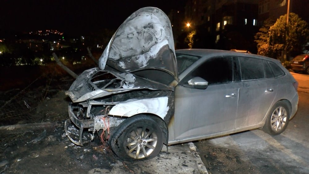 Boş arazide çıkan yangın otomobillere sıçradı