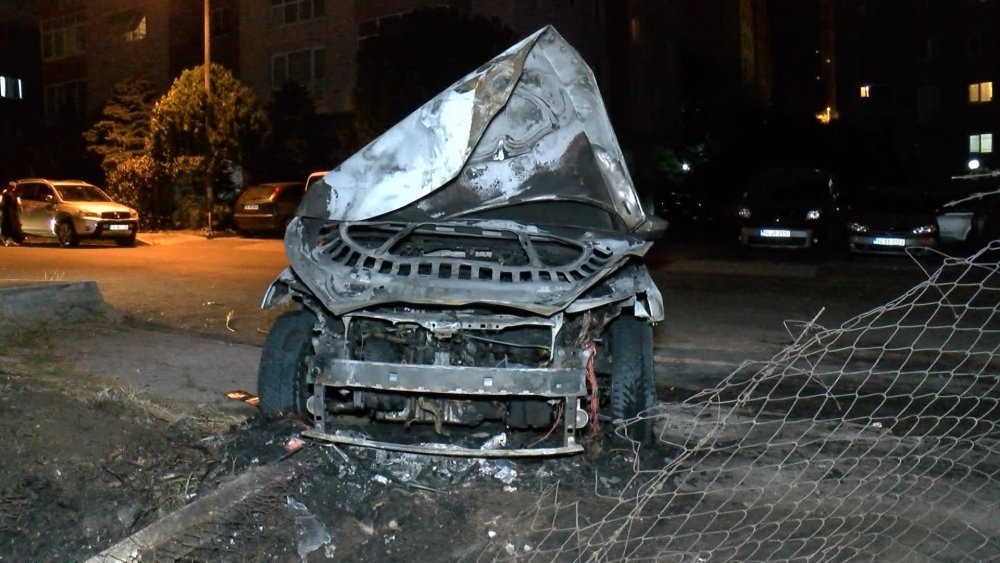 Boş arazide çıkan yangın otomobillere sıçradı