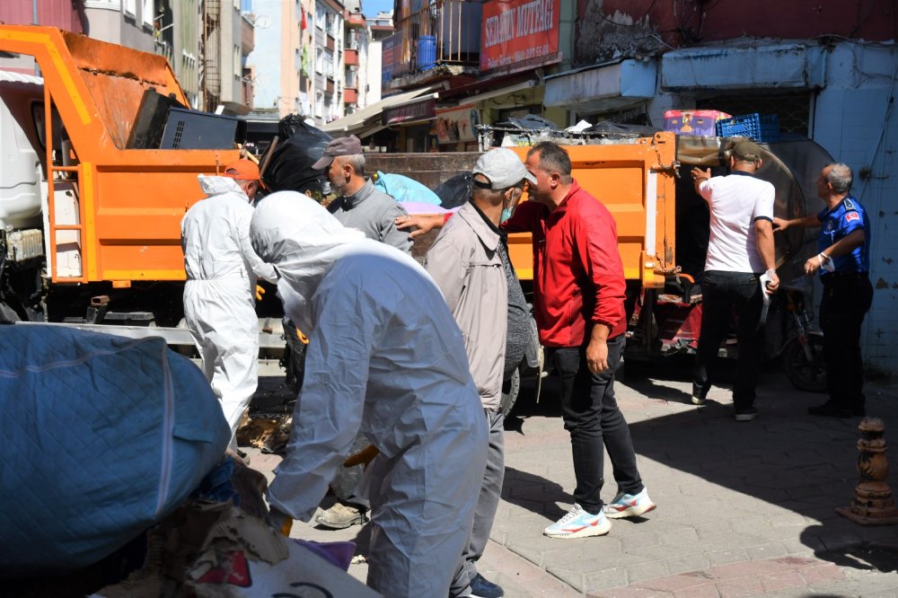 Ekipler kötü koku üzerine harekete geçti: Yalnız yaşayan kadının evinden 2 kamyon çöp çıkarıldı