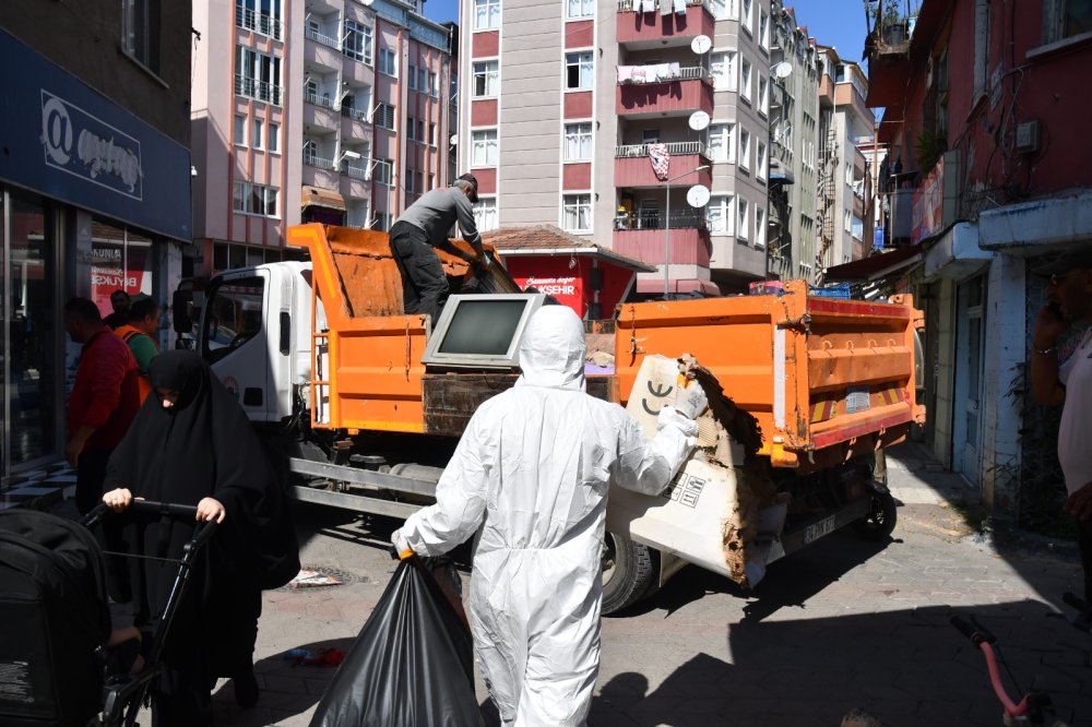 Ekipler kötü koku üzerine harekete geçti: Yalnız yaşayan kadının evinden 2 kamyon çöp çıkarıldı