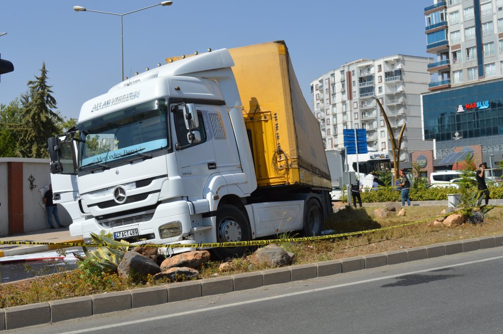 Polisin dur ihtarına uymadı, kaçarken araçlara çarptı: TIR'a ateş açıldı