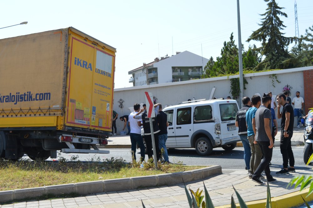 Polisin dur ihtarına uymadı, kaçarken araçlara çarptı: TIR'a ateş açıldı