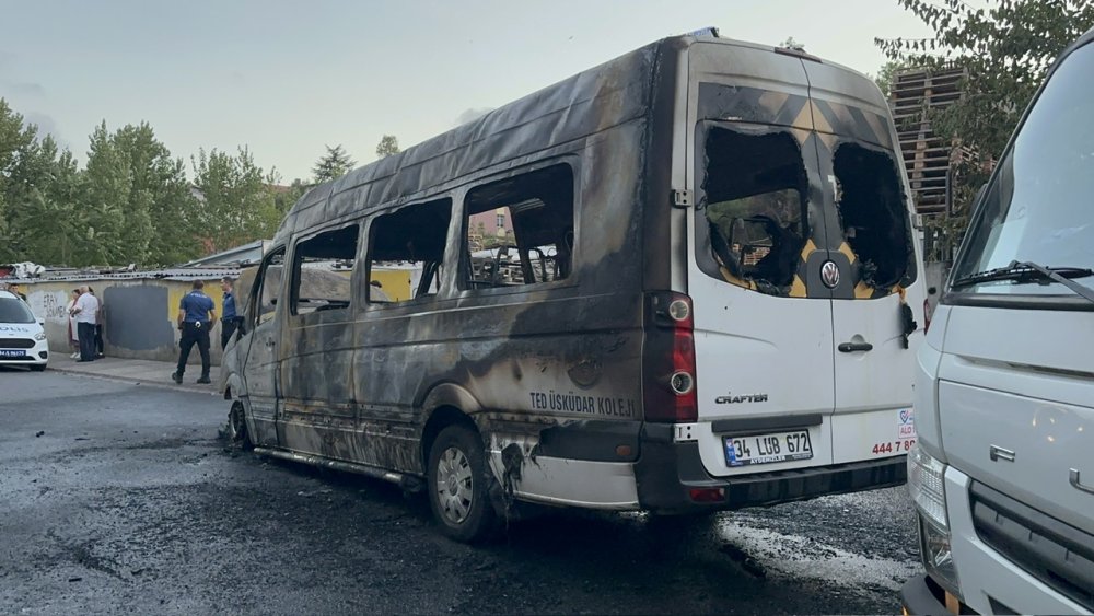 Seyir halindeki servis minibüsü alev topuna döndü: Elektrik telleri koptu