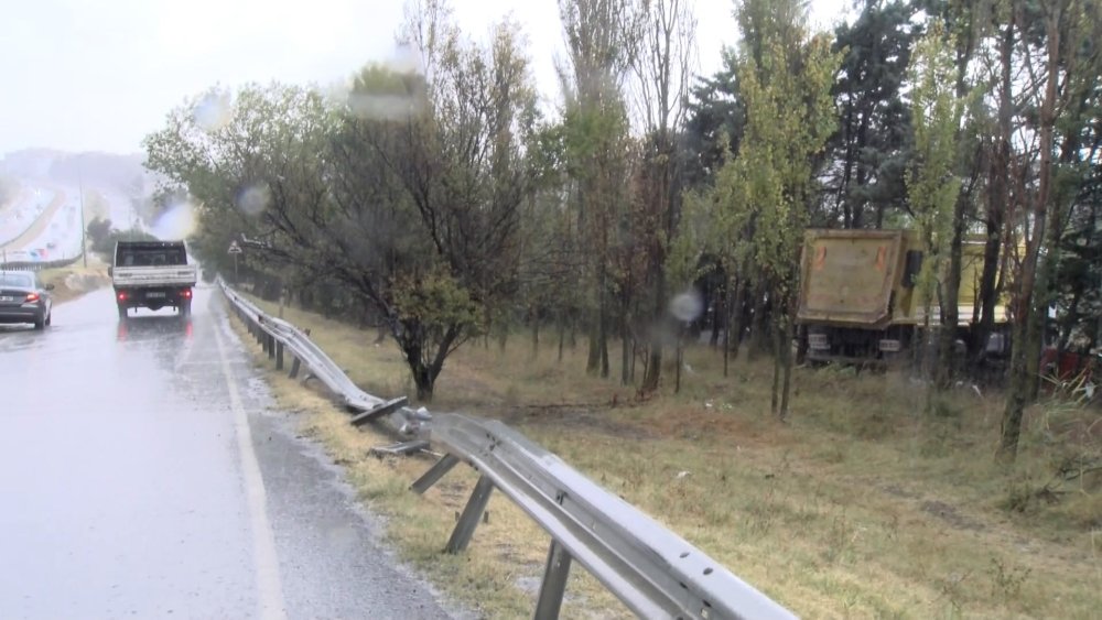 Hafriyat kamyonu kaza yaptı, onu görüp durmak isteyen başka bir kamyon da kaza yaptı