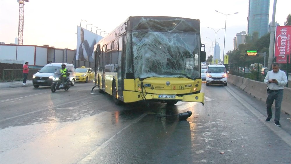 İETT otobüsleri ile minibüs kazaya karıştı: Trafik felç oldu