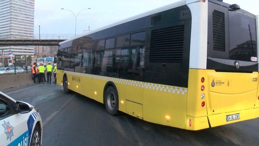 İETT otobüsleri ile minibüs kazaya karıştı: Trafik felç oldu