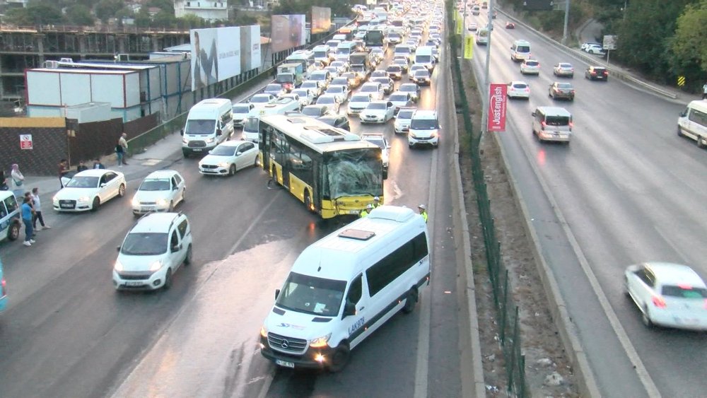 İETT otobüsleri ile minibüs kazaya karıştı: Trafik felç oldu