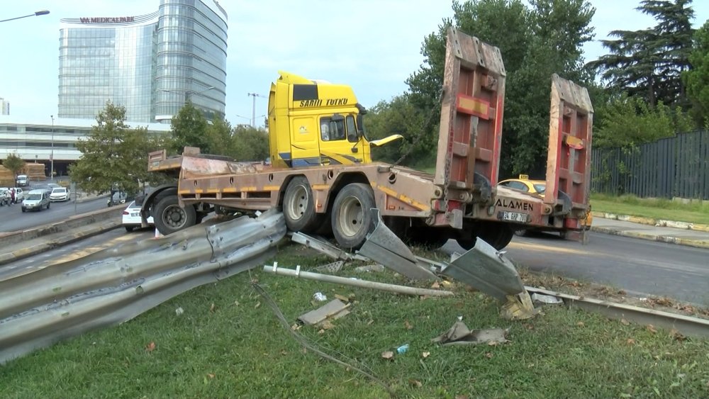 Virajı alamayan TIR bariyerlerde asılı kaldı