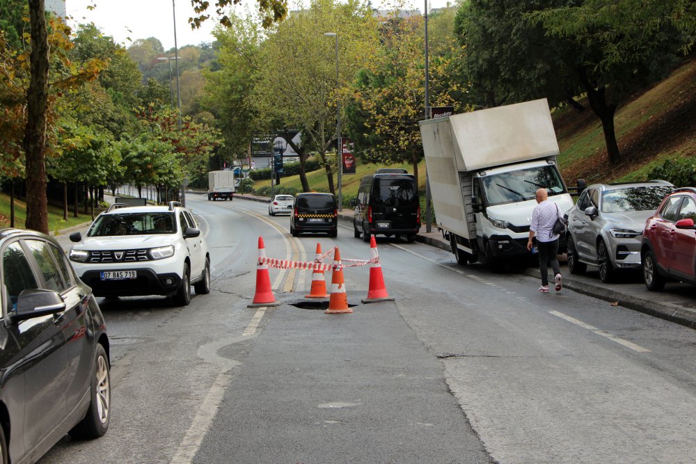 Yol çöktü, trafikte yoğunluk oluştu