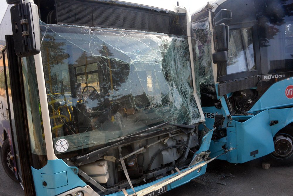 Belediye otobüsü ile halk otobüsü çarpıştı: Yaralılar var