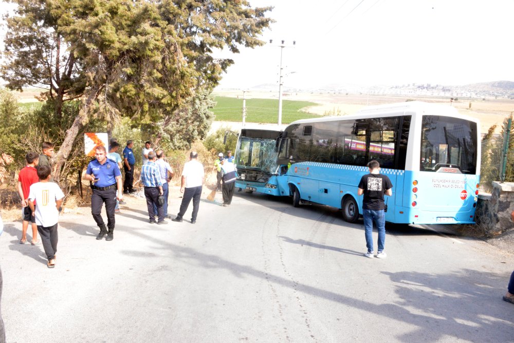 Belediye otobüsü ile halk otobüsü çarpıştı: Yaralılar var