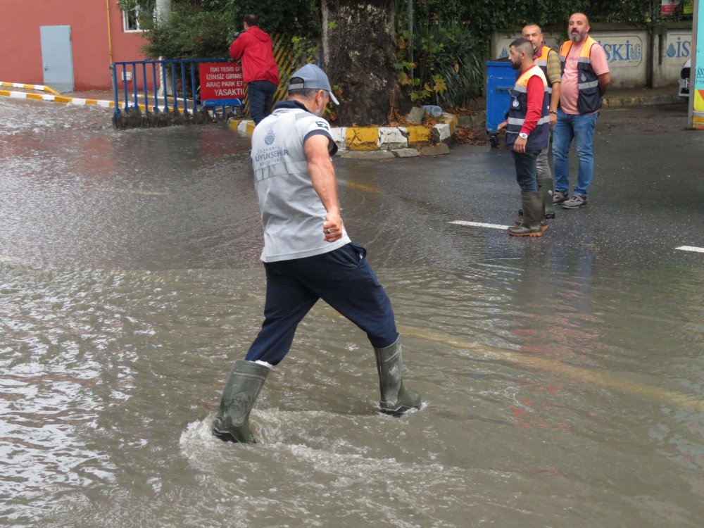 Arıtma tesisinde biriken su, caddeyi göle çevirdi