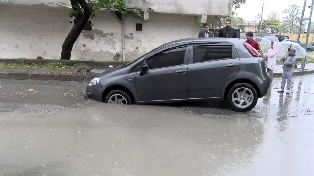 Otomobil su dolu çukura girdi