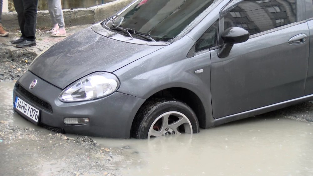 Otomobil su dolu çukura girdi