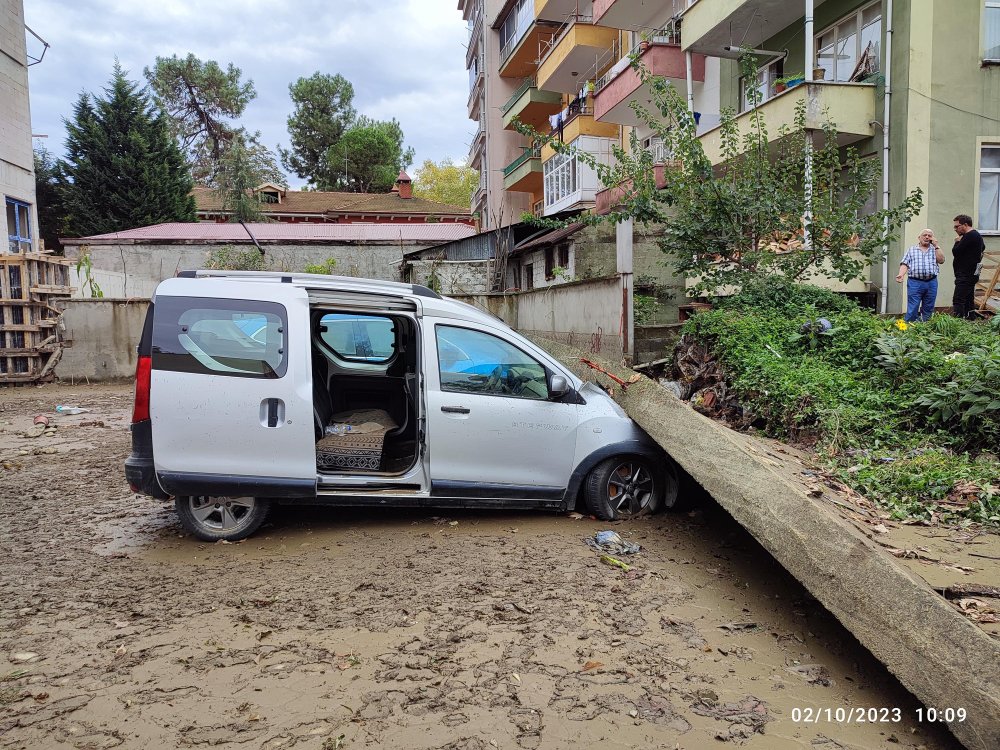 19 mahallede su baskını ve heyelan: 16 kişi tahliye edildi