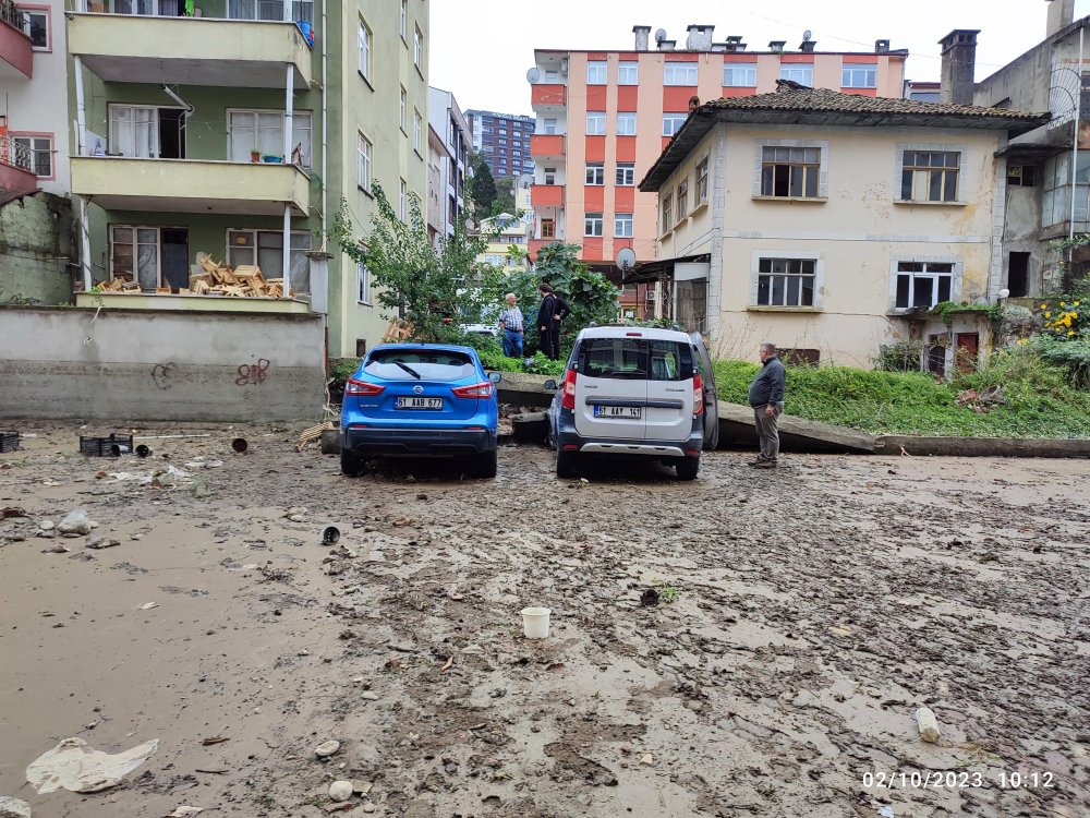 19 mahallede su baskını ve heyelan: 16 kişi tahliye edildi