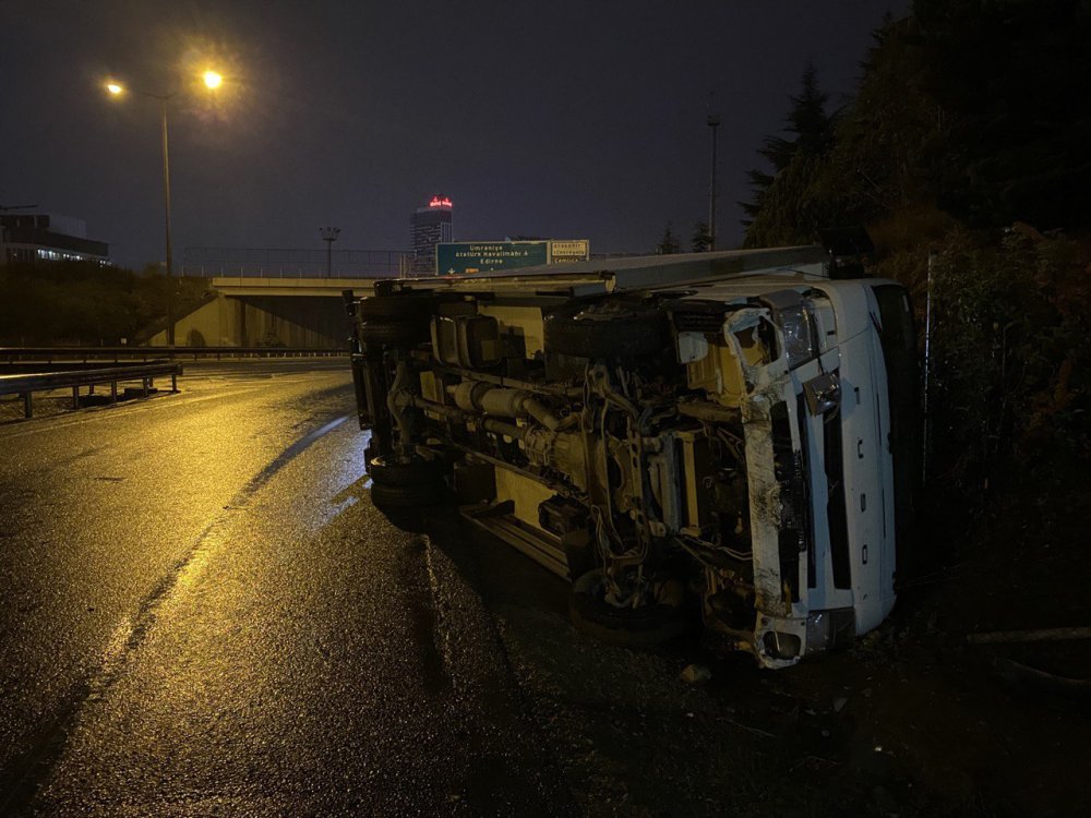 Virajı alamayan kamyonet devrildi, inceleme başlatıldı