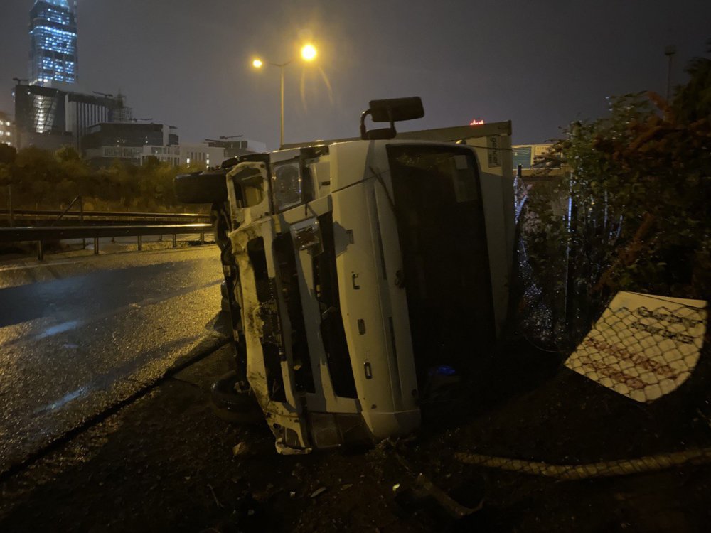 Virajı alamayan kamyonet devrildi, inceleme başlatıldı