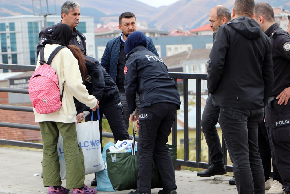 'Mahrem' diyerek polise açık saçlı kimliğini göstermek istemedi, polisi alarma geçirdi