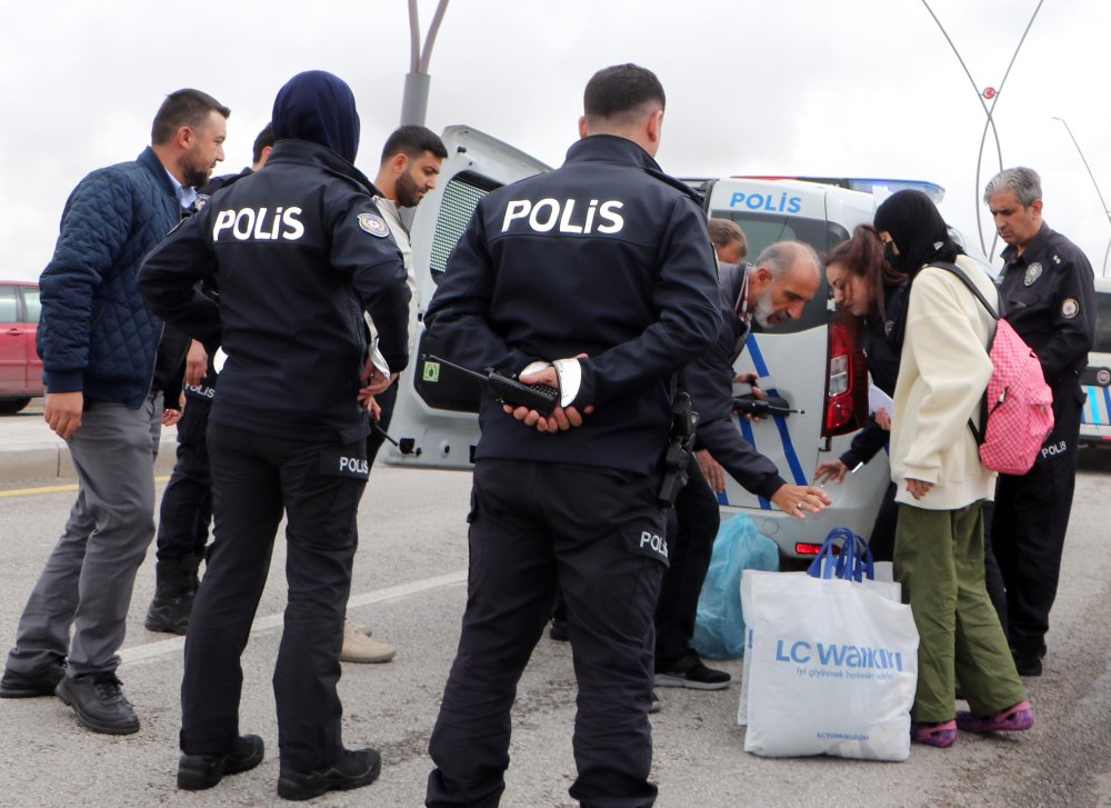 'Mahrem' diyerek polise açık saçlı kimliğini göstermek istemedi, polisi alarma geçirdi