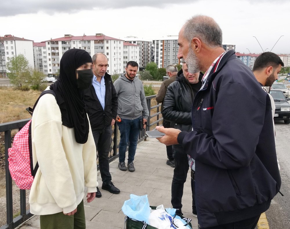 'Mahrem' diyerek polise açık saçlı kimliğini göstermek istemedi, polisi alarma geçirdi