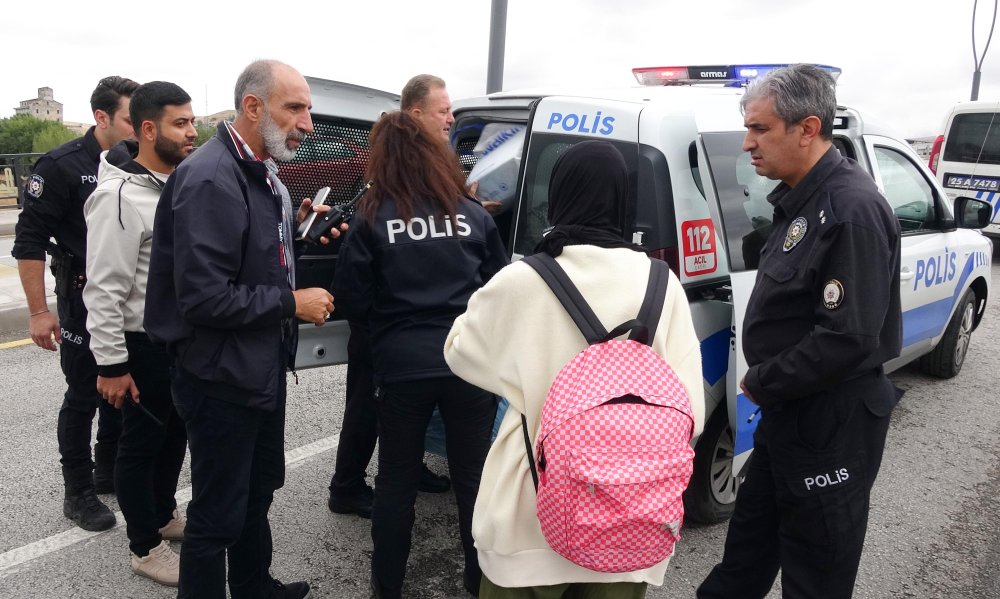 'Mahrem' diyerek polise açık saçlı kimliğini göstermek istemedi, polisi alarma geçirdi