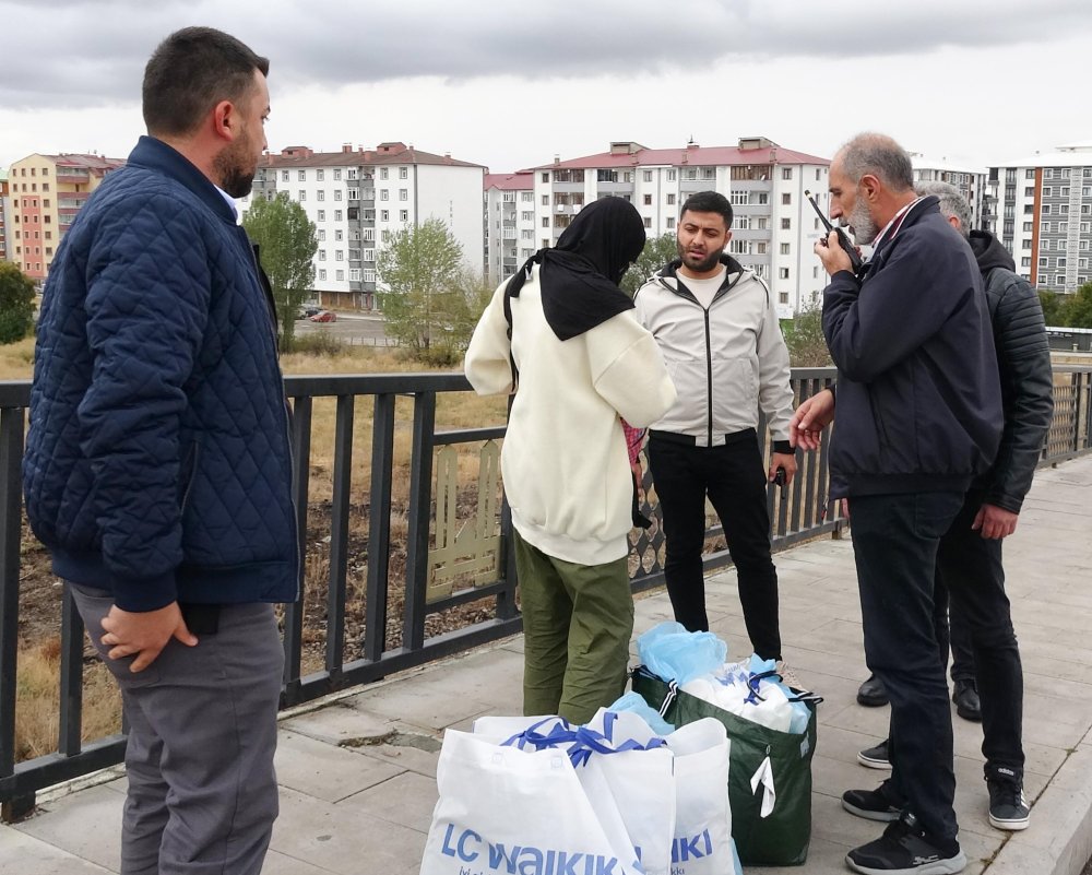 'Mahrem' diyerek polise açık saçlı kimliğini göstermek istemedi, polisi alarma geçirdi