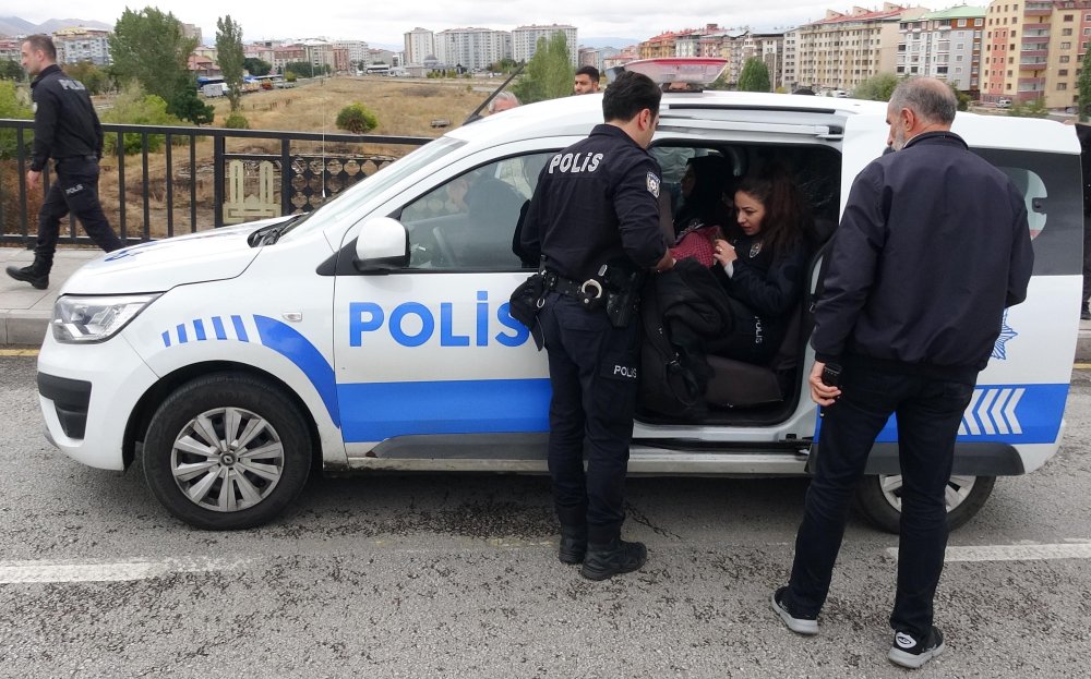 'Mahrem' diyerek polise açık saçlı kimliğini göstermek istemedi, polisi alarma geçirdi