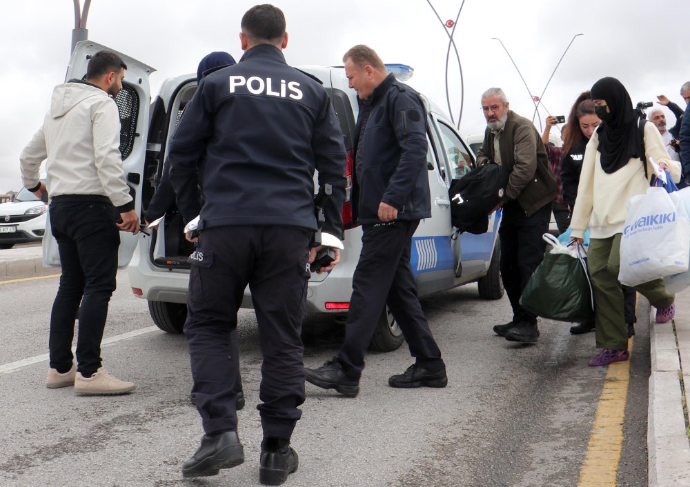 'Mahrem' diyerek polise açık saçlı kimliğini göstermek istemedi, polisi alarma geçirdi