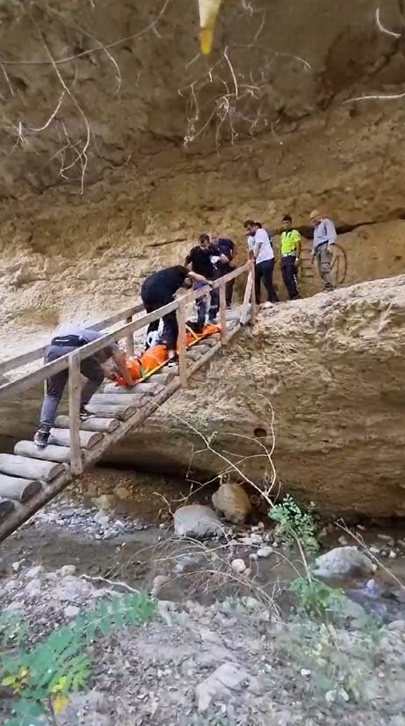 Tarihi kalenin dehlizine düştü: Doktoru 1,5 kilometre sedyeyle taşıdılar