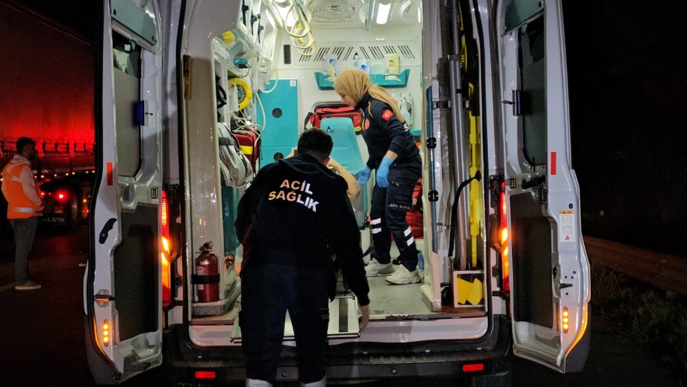 Atık lastik otoyolda kazaya neden oldu, 9 araç birbirine girdi; 4 yaralı