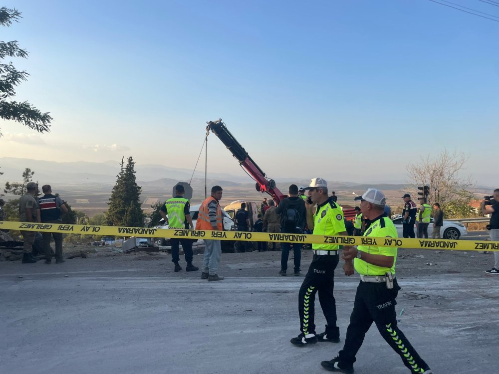 Freni boşalan kamyon araçlara çarptı: Çok sayıda ölü ve yaralı var