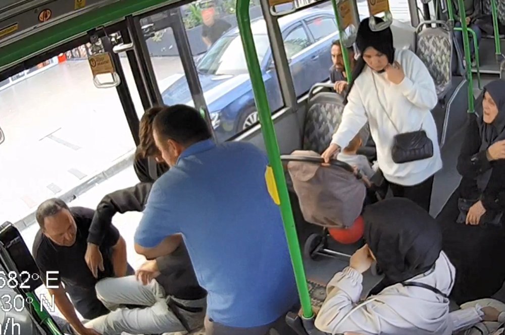 Halk otobüsü sürücüsü, fenalaşan yolcuyu hastaneye yetiştirdi