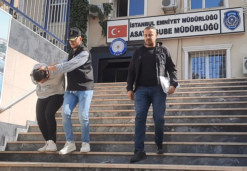 İş adamını dolandırdı, yürürken üzerinde milyonlar ile yakalandı