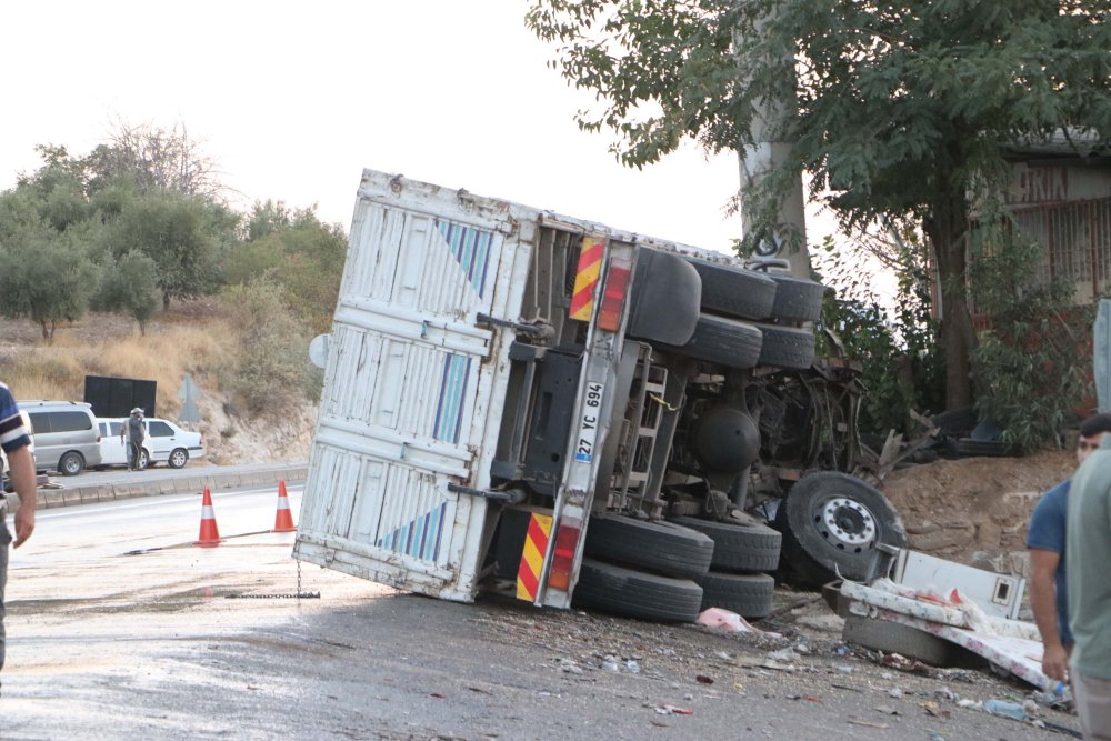 Kamyon kırmızı ışıkta bekleyen 3 araca çarptı: 6 ölü, 16 yaralı (3)