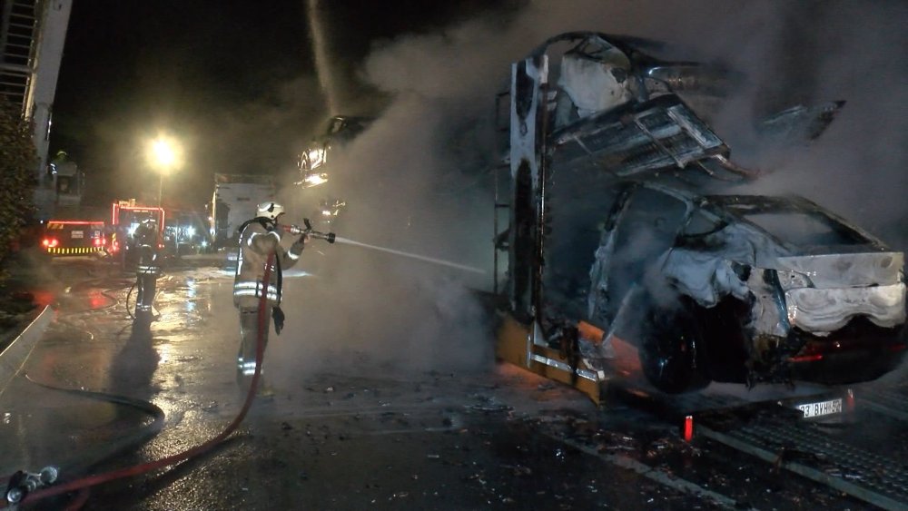 TIR dorsesindeki 6 elektrikli araç alev alev yandı