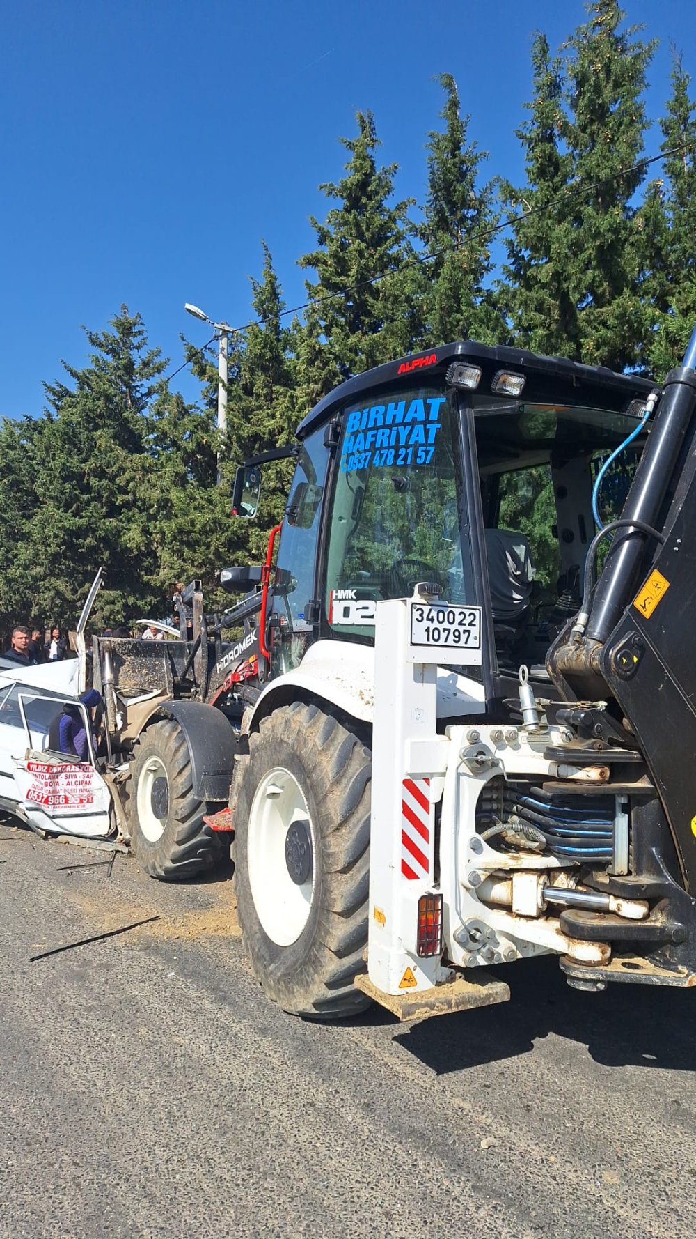 Kepçeyle kafa kafaya çarpışan otomobilin sürücüsü öldü