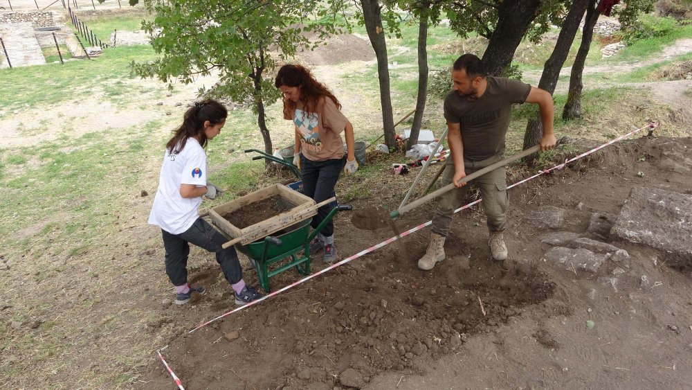 Antik Kentte 2 bin yıllık bronz sikkeler bulundu