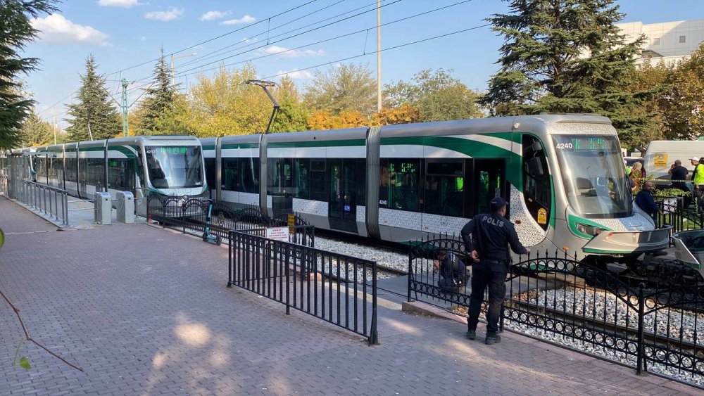 Dengesini kaybedip tramvaya düşen kadın hayatını kaybetti