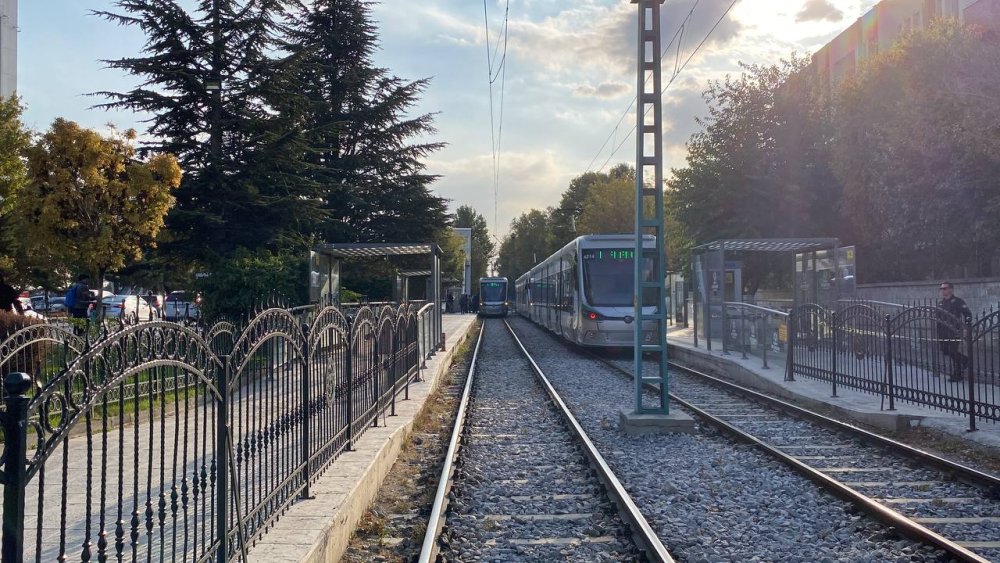 Dengesini kaybedip tramvaya düşen kadın hayatını kaybetti