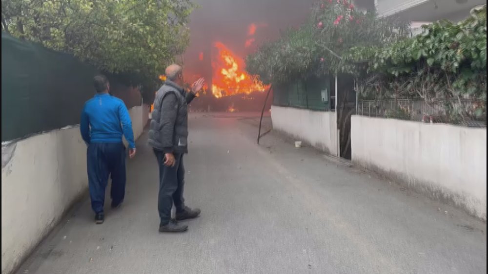 Lastik deposunda yangın: Öğrenciler tahliye edildi