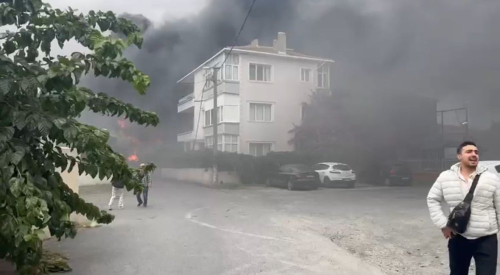 Lastik deposunda yangın: Öğrenciler tahliye edildi