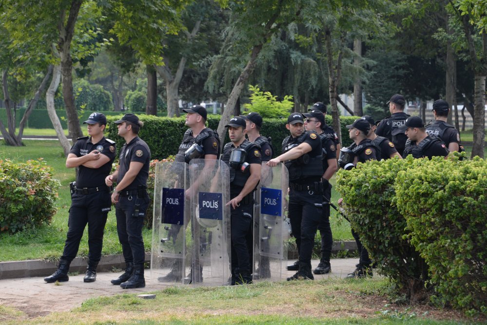 Öcalan yürüyüşü: Polis müdahale etti, aralarında vekillerinde olduğu 90 kişi gözaltında