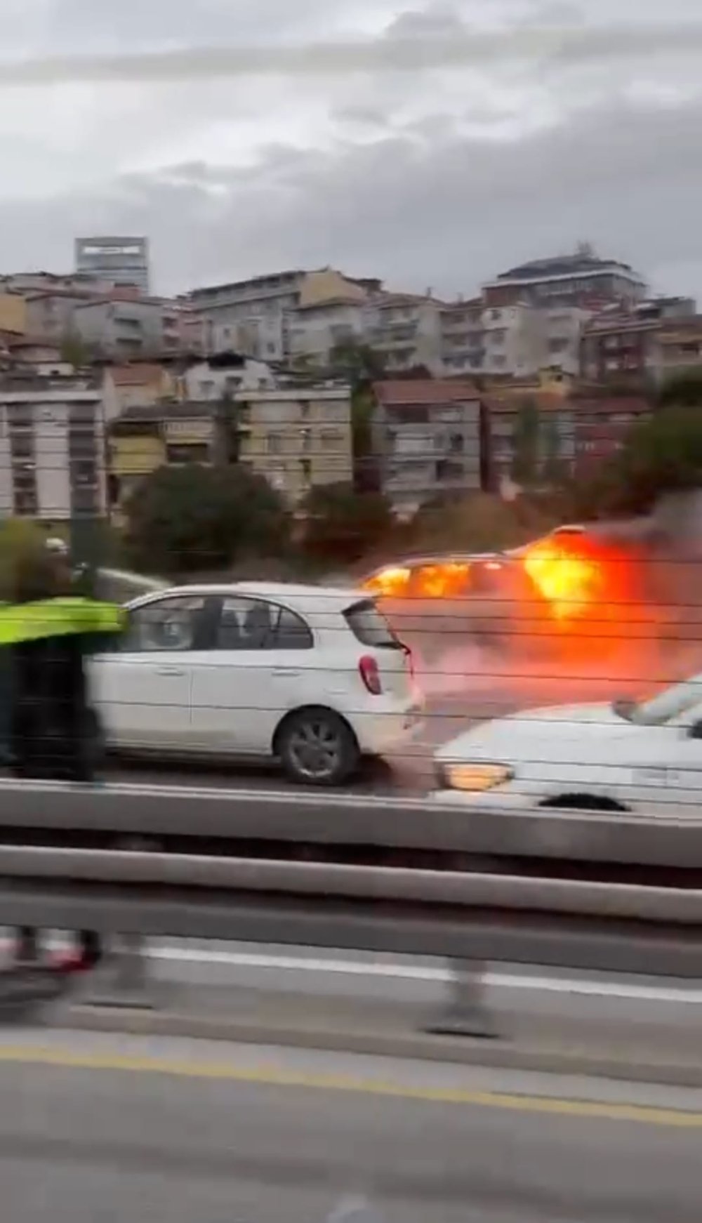 Seyir halindeki cip alev alev yandı