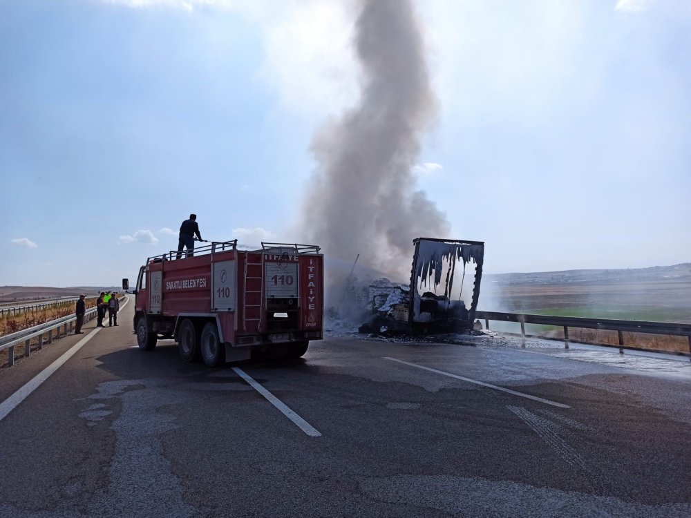 Elyaf yüklü TIR’ın dorsesi alev alev yandı